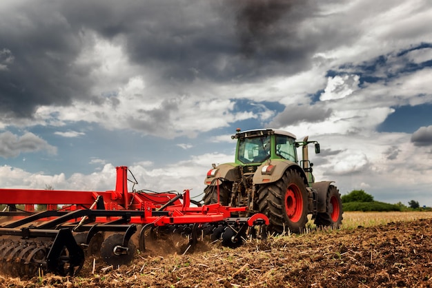 Foto tractor sul campo contro il cielo