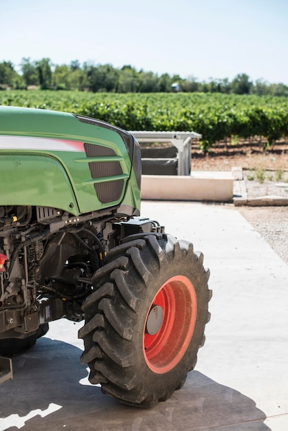 Foto tractor sul campo contro il cielo