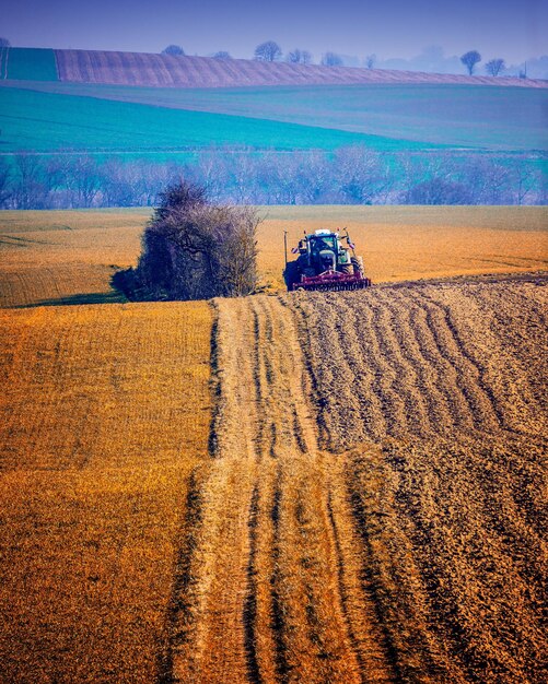 Foto trattore sul campo in una giornata di sole