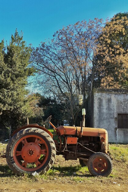 Foto trattore sul campo