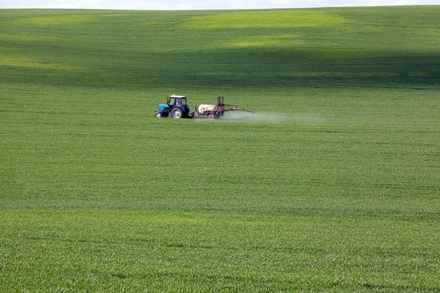 Trattore nel campo