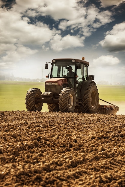 Photo tractor on field