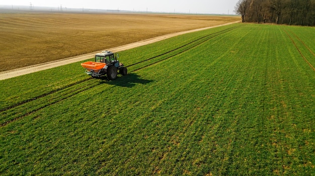 Трактор на зеленом поле Аэрофотосъемка