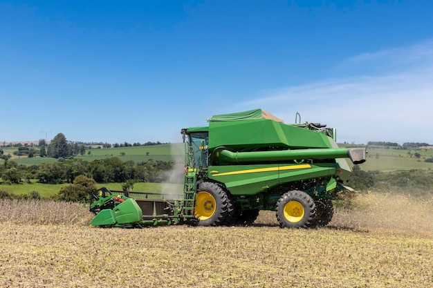 ブラジル の 農場 で トラクター が 大豆 を 収 し て いる