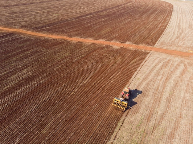 tractor met zaaimachine in het veld