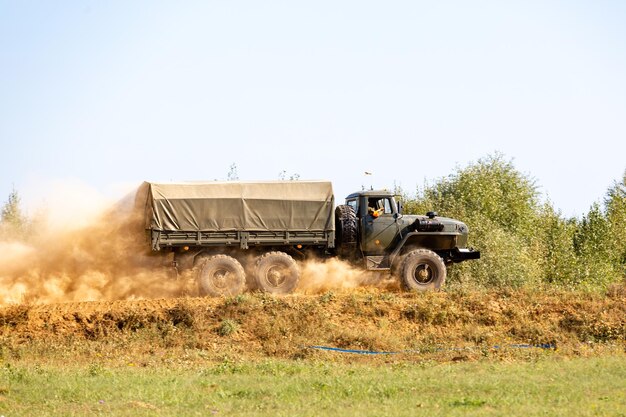 Foto tractor op een landbouwveld tegen een heldere lucht