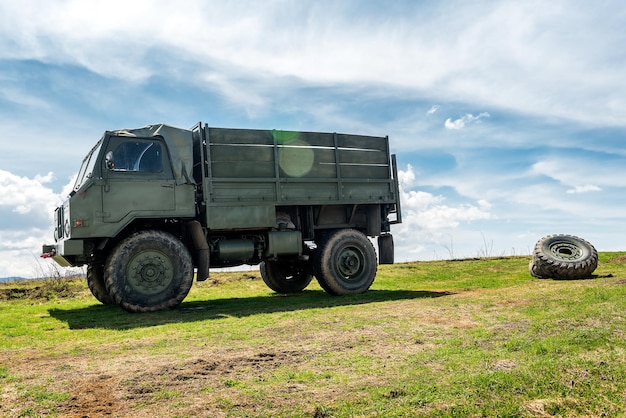 Tractor op het veld tegen de lucht