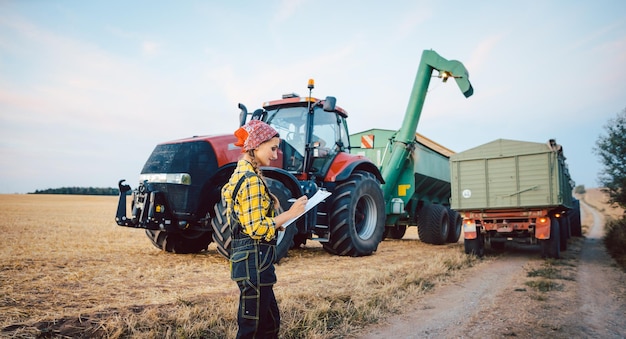 Foto tractor op het veld tegen de lucht