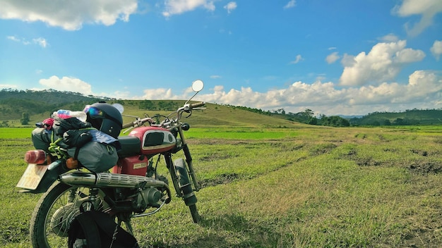 Foto tractor op het veld tegen de lucht