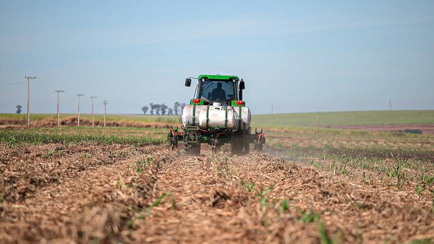 Tractor op landbouwveld tegen de lucht