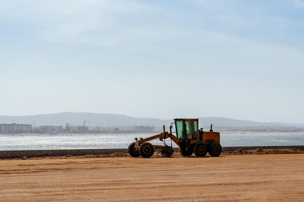 Tractor op zee tegen de lucht