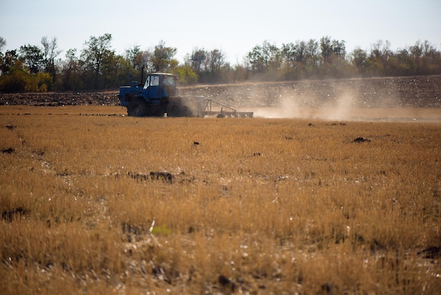 Tractor ploegende velden land voorbereiden zaaien