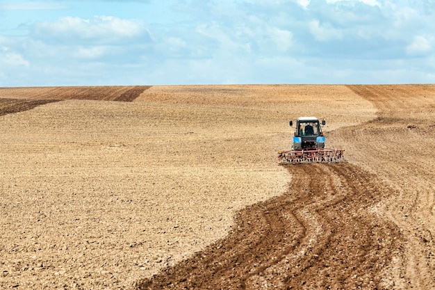 tractor ploegt de grond