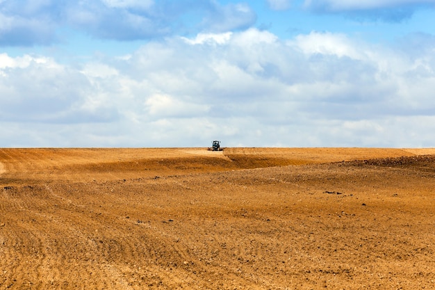 Трактор вспашка сельскохозяйственного поля