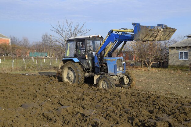 Photo tractor plowing the garden plowing the soil in the garden