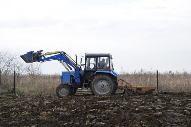 Photo tractor plowing the garden plowing the soil in the garden