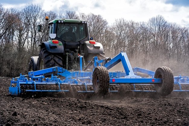 Tractor with aggregate working the soil