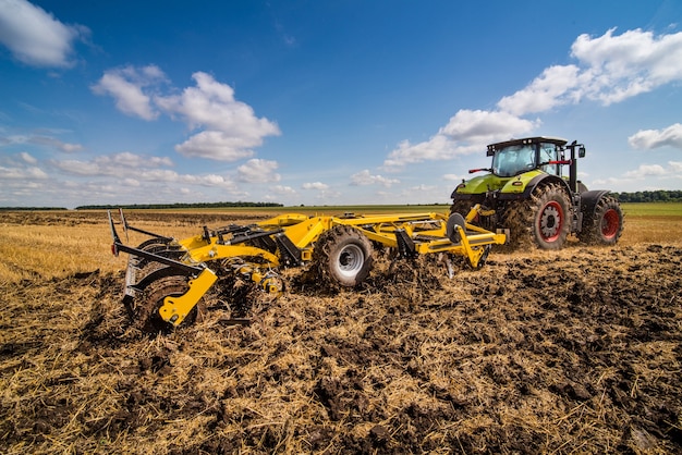 Tractor with a disc cultivator, a system for processing soil in at work, Excellent pruning and processing of crop residues using two rows of discs