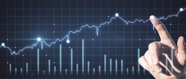 貿易と金融の概念暗い背景に抽象的な光る外国為替チャートを指している手