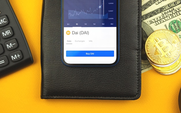 Photo trade with dai crypto currency on your mobile phone with online banking application, business finance background, top view photo