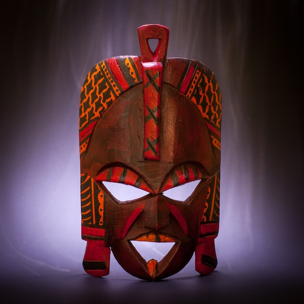 コンセプトに役立つスモーク効果のあるケニアの伝統的なマスク（木でできている）