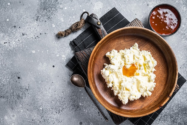 전통 터키 요리 kaymak 응고 크림과 꿀 회색 배경 평면도 복사 공간