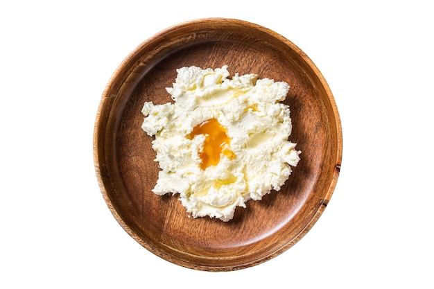Tradirional Turkse keuken kaymak clotted cream en honing geïsoleerd op een witte achtergrond
