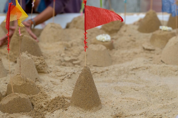 Foto la tradizione di costruire una pagoda di sabbia nel giorno di songkran in thailandia
