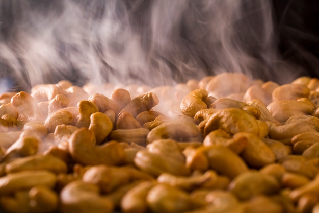 Традиционно орех кешью жгли на углях горячим дымом.