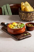 Традиционный колумбийский суп ахиако с картофелем, курицей, авокадо, распространенный в колумбии, кубе и перу, латинской америке.