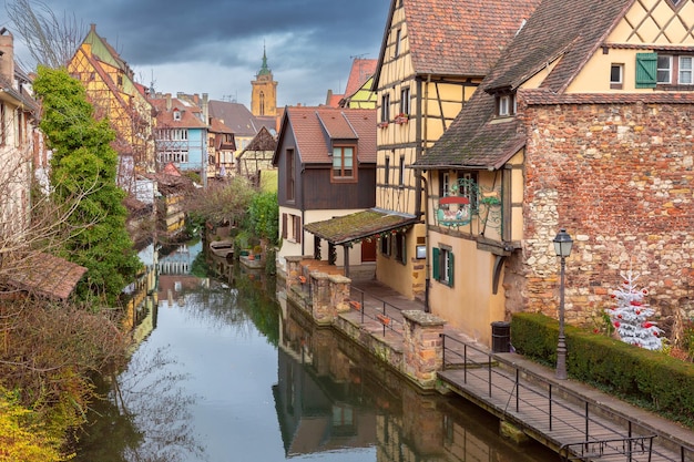 Foto tradizionali case in legno alzaziane chiesa e fiume lauch colmar alsazia francia