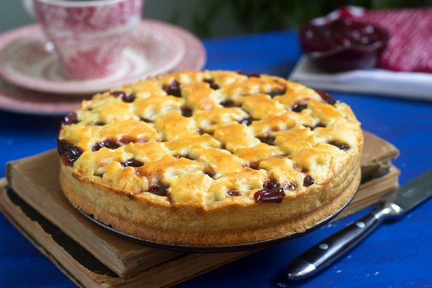 Photo a traditional american or european cherry pie made of shortcake. rustic style.