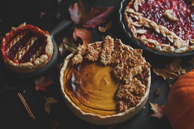 Photo traditional american pumpkin pie and apple pie thanksgiving day