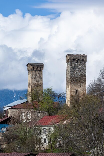 조지아에서 여행하는 어퍼 스바네티 코카서스의 전통적인 고대 스반 타워