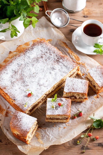 Torta di mele tradizionale su un piatto bianco su un tavolo di legno torta di charlotte su un piatto deliziosa pasticceria fatta in casa sul tavolo vista dall'alto