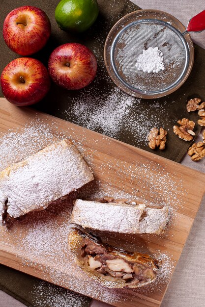 Foto strudel di mele tradizionale con noci