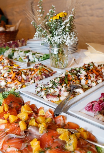 イタリアの結婚式やお祝いの際にテーブルで提供される伝統的な前菜の前菜スナック