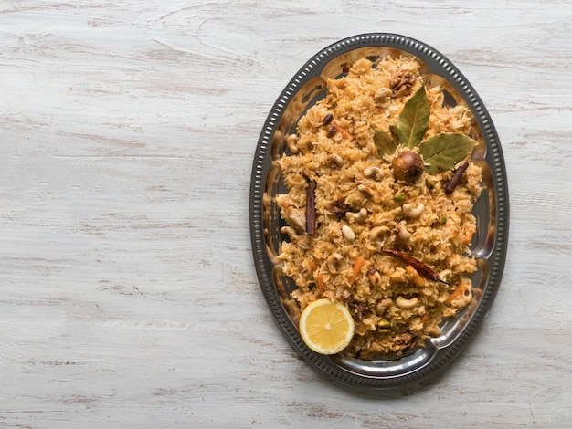 야채와 함께 전통적인 아랍 인도 쌀. 아랍어 요리. 야채 비리 야니