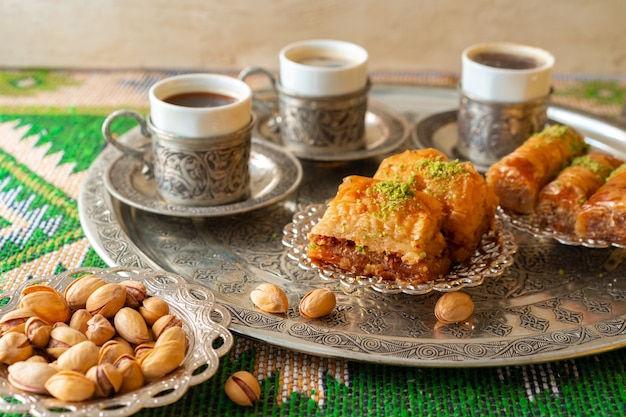 Baklava arabo tradizionale del dessert con una tazza di caffè turco