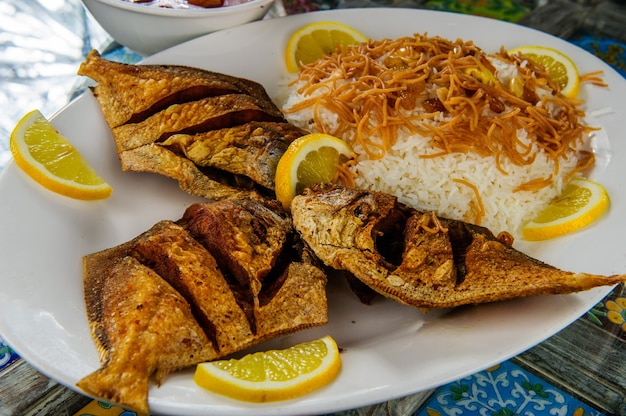 伝統的なアラビアのミックスライスと焼き魚。