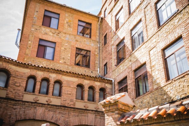 발코니와 오래된 창문이 있는 전통 건축, 스페인 세고비아 시