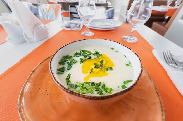 Photo a traditional armenian dish is spas soup made from fermented yogurt or matzoon with egg yolk and wheat helps to cope with a hangover