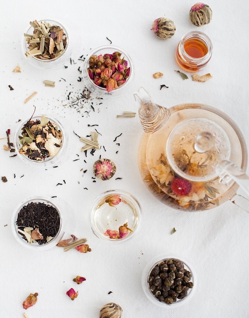 Photo traditional asian floral tea in a glass teapot