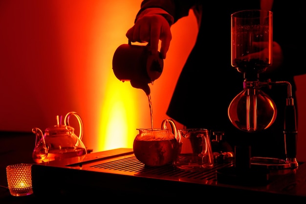 伝統的なアジアの茶道 ティーポットの熱いお茶は、蒸気でお茶をカップに注ぐ