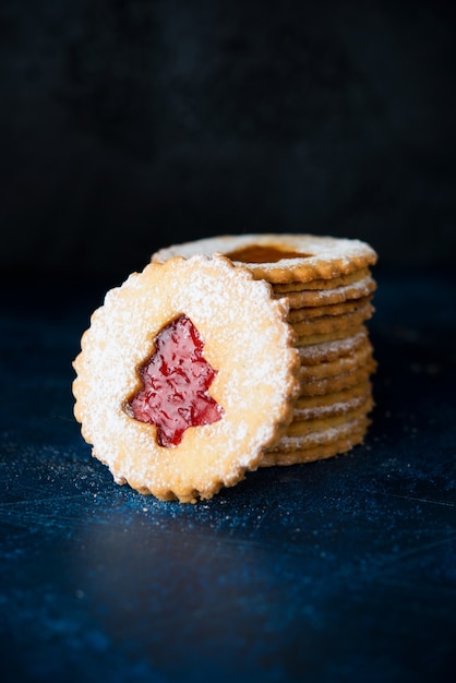 잼, 수제 케이크, 선택적 포커스가있는 전통적인 오스트리아 Linzer 쿠키