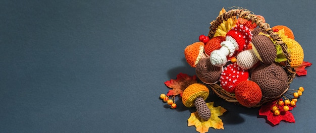 写真 伝統的な秋の背景さまざまなニットキノコの手作りコンセプトの盛り合わせ