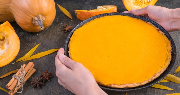 Piatti tradizionali autunnali torta di zucca americana piccante del ringraziamento di halloween su nero con pietra d'oro