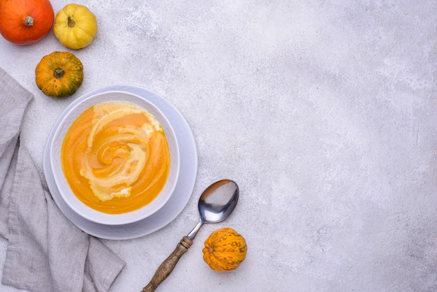 Tradizionale zuppa di crema di zucca autunnale