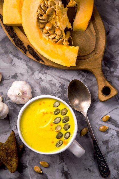 Foto piatto tradizionale della zucca di autunno - zuppa con le spezie e l'aglio