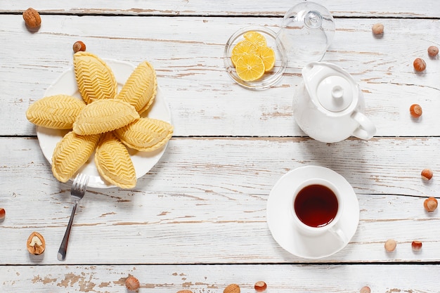 Baklava tradizionale dei biscotti di novruz di festa dell'azerbaigian sul piatto bianco sui precedenti bianchi con i dadi e lo shakarbura